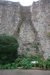 Remains of a bottle-shaped chimney between the two towers on the motte