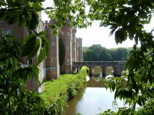 The arched bridge to the castle